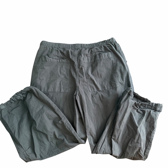 Madewell Cargo Parachute Pants in Garment-Dyed Poplin Black - Picture 7 of 8